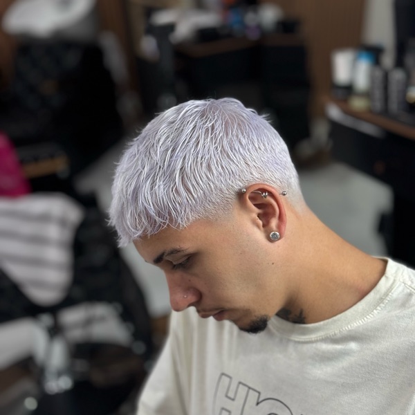 Cabelo platinado finalizado na barbearia