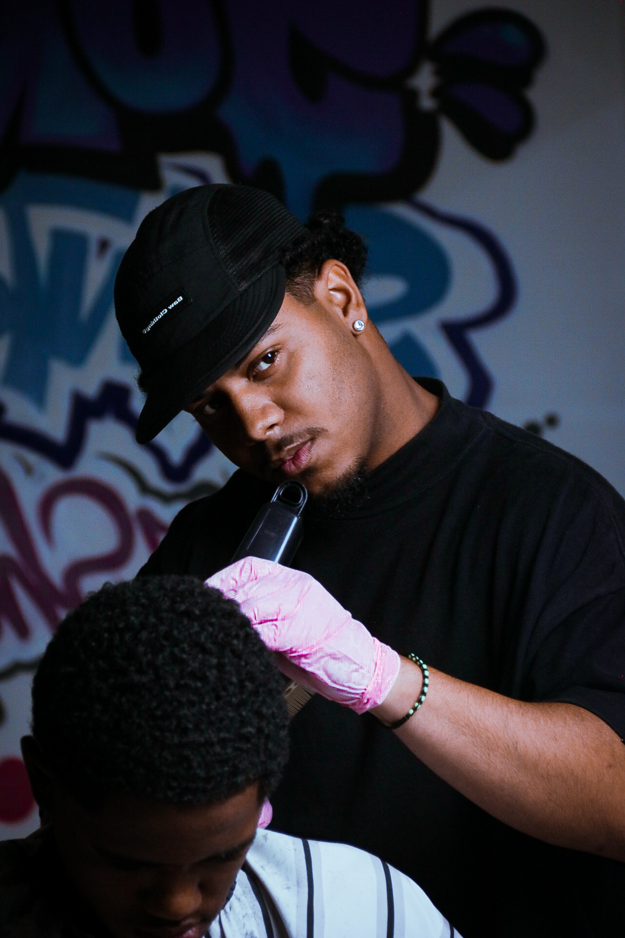 Barbeiro trabalhando em corte na barbearia